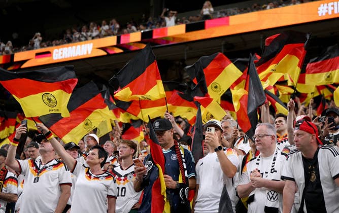 Fussball FIFA WM 2026 Vorrunde Gruppe E in Houston Deutschland - Curacao 14.06.2026 Deutschland Fans mit Fahnen *** Soccer FIFA World Cup 2026 preliminary round group E in Houston Germany Curacao 14 06 2026 Germany fans with flags