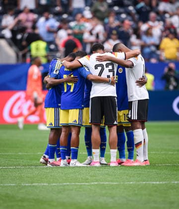 Football FIFA World Cup 2026 Preliminary Round Group E in Houston Germany Curacao 14 06 2026 A group of players gather in the center circle after the match and pray together Joshua Brenet Curacao , Gervane Kastaneer Curacao , Felix Nmecha Germany and Jonathan Tah v li Germany