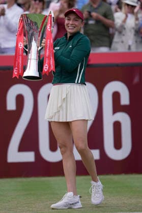 HSBC Championships - Day Seven Donna Vekic of Croatia receives her winner s trophy at The HSBC Championships 2026 Women s tennis tournament at The Queen s Club in London, England, on June 14, 2026. London Greater London United Kingdom  Copyright: xOwenxHammondx originalFilename:hammond-thehsbcc260614_npX06.jpg