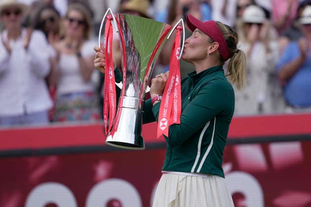 HSBC Championships - Day Seven Donna Vekic of Croatia receives her winner s trophy at The HSBC Championships 2026 Women s tennis tournament at The Queen s Club in London, England, on June 14, 2026. London Greater London United Kingdom  Copyright: xOwenxHammondx originalFilename:hammond-thehsbcc260614_npPEu.jpg