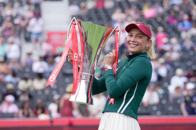 HSBC Championships - Day Seven Donna Vekic of Croatia receives her winner s trophy at The HSBC Championships 2026 Women s tennis tournament at The Queen s Club in London, England, on June 14, 2026. London Greater London United Kingdom  Copyright: xOwenxHammondx originalFilename:hammond-thehsbcc260614_npeVI.jpg