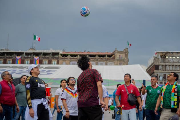 Fans During The FIFA World Cup, WM, Weltmeisterschaft, Fussball Pan Fest At Mexico Host Country A fan of the Mexican national team, Nationalteam controls the ball during the FIFA World Cup Fan Fest in the main square Zocalo, during the celebrations of the 2026 FIFA World Cup in the Mexican host country. on June 14, 2026 in Mexico City, Mexico. (Photo by Marco Gonzalez Eyepix Group) Copyright: xMarcoxGonzalez xEyepixxGroupx MG_14062026_187181