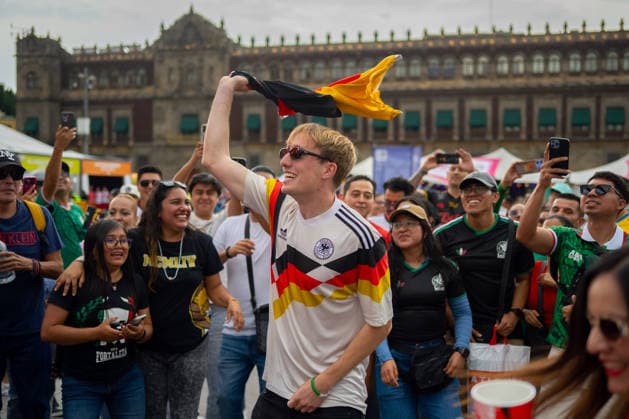 Fans During The FIFA World Cup, WM, Weltmeisterschaft, Fussball Pan Fest At Mexico Host Country A German fan waves his country s flag during the FIFA World Cup Fan Fest in the main square Zocalo, during the celebrations of the 2026 FIFA World Cup in the Mexican host country. on June 14, 2026 in Mexico City, Mexico. (Photo by Marco Gonzalez Eyepix Group) Copyright: xMarcoxGonzalez xEyepixxGroupx MG_14062026_187187