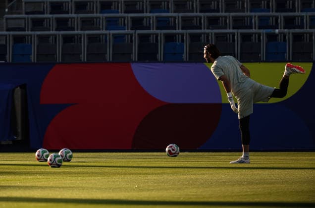 (260615) -- LOS ANGELES, June 15, 2026 -- Alireza Beiranvand of Iran attends a training session at Carson Sports Park in Los Angeles, the United States, on June 14, 2026. ) (SP)U.S.-LOS ANGELES-FOOTBALL FIFA World Cup, WM, Weltmeisterschaft, Fussball TEAM IRAN-TRAINING MaoxSiqian 