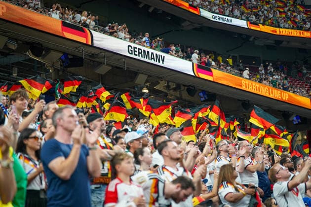 USA: Fussball FIFA World Cup, WM, Weltmeisterschaft, Fussball 2026 Gruppe E Deutschland vs Curacao Houston Stadium: Deutsche Fans sorgen auf den Tribünen für Stimmung und schwenken zahlreiche schwarz-rot-goldene Fahnen. Auf den Videobanden erscheint Germany während der Mannschaftsaufstellung. DFB-Anhänger feiern ihr Team vor dem Anpfiff. Fanatmosphäre, Deutschland, deutsche Nationalmannschaft, DFB, Fußball, FIFA World Cup 2026, WM 2026, Zuschauer, Supporter, Fankultur, Stadion, Tribüne, Fahnenmeer, Emotionen, Houston, Symbolfoto. *** USA Soccer FIFA World Cup 2026 Group E Germany vs Curacao Houston Stadium German fans create a great atmosphere in the stands and wave numerous black, red and gold flags Germany appears on the video boards during the team line-up DFB supporters celebrate their team before kick-off Fan atmosphere, Germany, German national team, DFB, soccer, FIFA World Cup 2026, World Cup 2026, spectators, supporters, fan culture, stadium, stands, sea of flags, emotions, Houston, symbolic photo Copyright: xJOERANxSTEINSIEKx