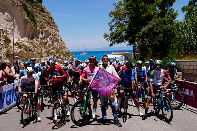 The pink jersey Norway s Kasper Haugland of Decathlon CMA CGM Development Team The red jersey Italy s Davide Donati of Red Bull - Bora - Hansgrohe Rookies The blue jersey Italy s Luca Fraticelli of Nazionale Italiana The white jersey Norway s Hakon Eiksund Oksnes of Team Drali - Repsol The tricolore jersey Italy s Riccardo Fabbro of UC Trevigiani Energiapura Marchiol and Giovanni MacrÃ¬, Mayor of Tropea during Stage 2 of the Giro Next Gen 2026, from Tropea to Crotone, Italy, Monday, June 15, 2026.  Copyright: xFabioxFerrari LaPressex