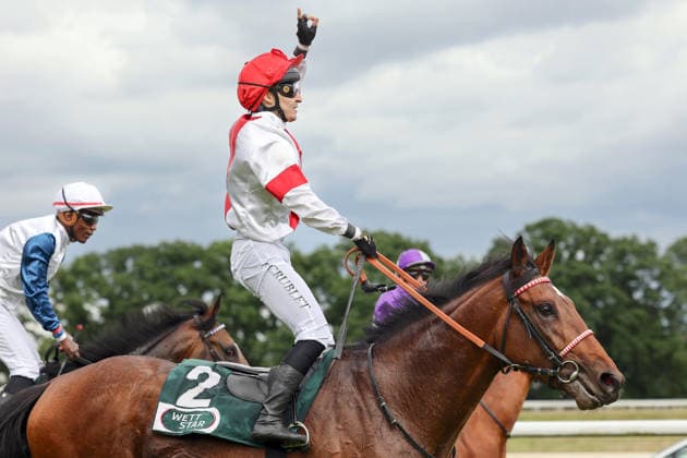 14 06 2026, Koeln, Nordrhein Westfalen, GER Englishman with Enzo Crublet after winning the 191 Union race Galopprennbahn Koeln Weidenpesch Horse, Jockey, Englishman, Crublet, Victory 260614SG797KOELN JPG