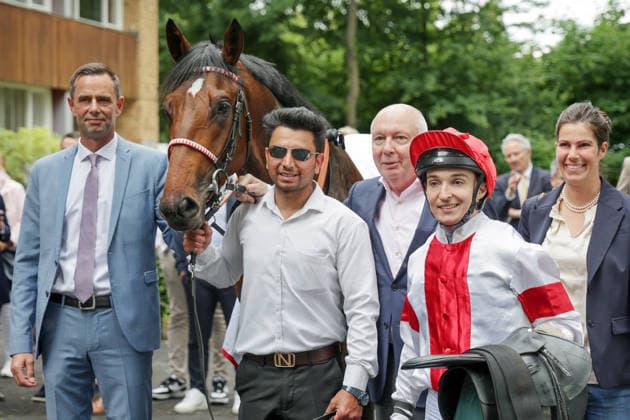 14 06 2026, Koeln, Nordrhein Westfalen, GER Englishman with Enzo Crublet, trainer Marcel Weiss left, owner Manfred Ostermann center and stud manager Dominique Rauch after winning the 191 Union race Galopprennbahn Koeln Weidenpesch horse, trainer, Englishman, Weiss, victory, jockey, Crublet, owner, Ostermann, Rauch 260614SG799KOELN JPG