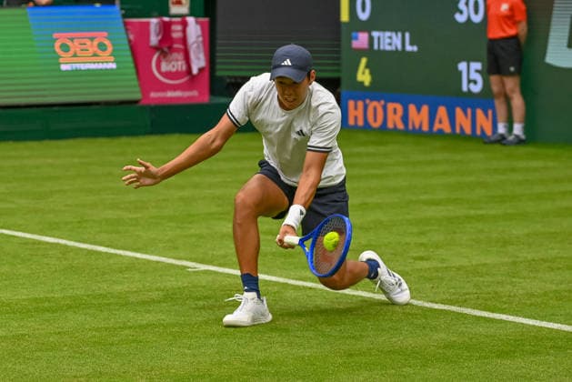 Learner Tien (USA) hits a ball while kneeling TERRA WORTMANN Open 2026, Tennis, ATP, Mens 500, Tournament, Main Draw, June 15, 2026, TERRA WORTMANN Open 2026, Tennis, ATP, Mens 500, Tournament, Main Draw, June 15, 2026 Indoor,detected_source_language Copyright: xEibner-Pressefoto RobertxGertzenx EP_RGN