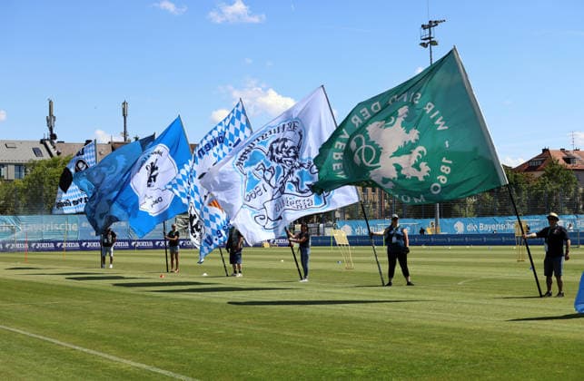 Soccer, Mens, 3rd Division, 2026–2027 Season, TSV 1860 Munich, Practice, Grünwalder Strasse 114; Flag-wavers welcomed the players as they took the field,detected_source_language