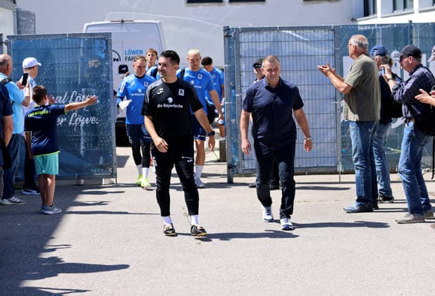 Soccer, Mens, 3rd Division, 2026–2027 Season, TSV 1860 Munich, Training, Grünwalder Strasse 114 Alper Kayabunar, coach of TSV 1860 Munich, and Manfred Paula, interim managing director of TSV 1860 Munich, walk through the crowd of fans,detected_source_language