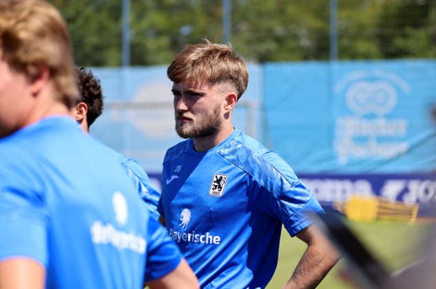Soccer, Mens, 3rd Division, 2026–2027 Season, TSV 1860 Munich, Training, Grünwalder Strasse 114 Matthew Collins, TSV 1860 Munich, Head Coach, Upper Body Training,detected_source_language