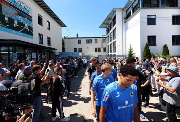 Soccer, Mens, 3rd Division, 2026–2027 Season, TSV 1860 Munich, Training, Grünwalder Strasse 114 Many fans came to TSV 1860 Munichs first training session of the season at the training facility; here they are with the players heading to the training field,detected_source_language