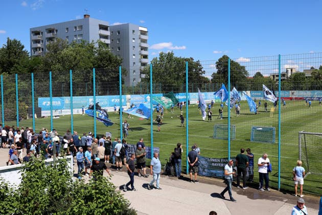 Soccer, Mens, 3rd Division, 2026–2027 Season, TSV 1860 Munich, Training, Grünwalder Strasse 114 Many fans came to the TSV 1860 Munich training ground for the first training session of the season; flag-wavers and players were on the field,detected_source_language