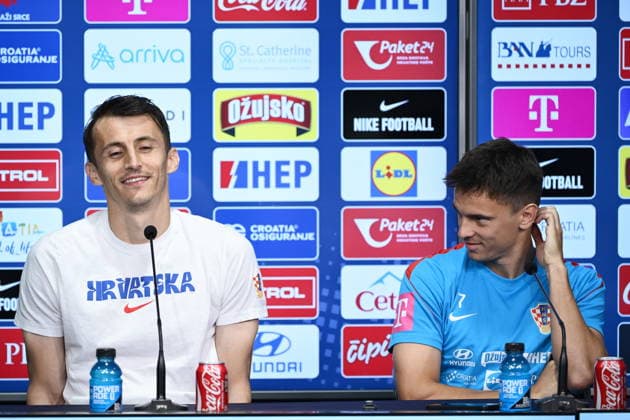 Alexandria, USA, 150626. Croatian national football team press conference, PK, Pressekonferenz at the training center of the World Cup base camp, located at the Episcopal Gymnasium. In the photo: Ante Budimir, Nikola Moro. Photo: Boris Kovacev CROPIX Copyright: xxBorisxKovacevx budimir_moro1-140626