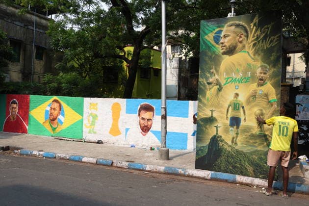 FIFA World Cup, WM, Weltmeisterschaft, Fussball Fans In Kolkata Football fans install a banner depicting Brazil s Neymar for the FIFA World Cup along a street in Kolkata, India, on June 15, 2026. Football enthusiasts across the city decorate streets and community spaces with flags, posters, and murals celebrating the tournament. Kolkata India  Copyright: xRupakxDexChowdhurix originalFilename:chowdhuri-notitle260615_npGHU.jpg