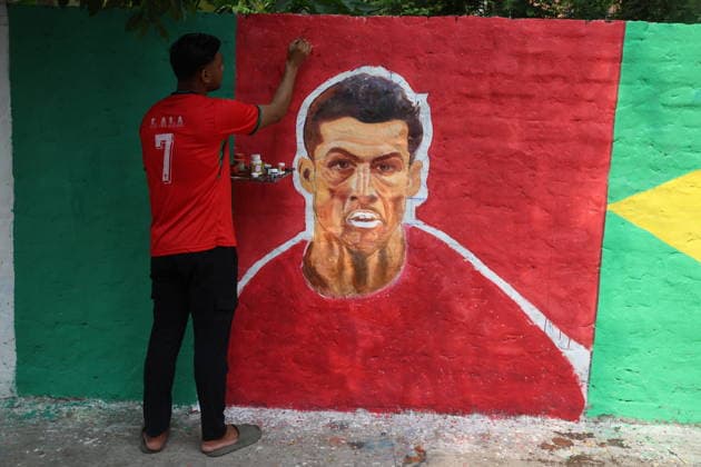 FIFA World Cup, WM, Weltmeisterschaft, Fussball Fans In Kolkata A football fan artist paints a graffiti portrait depicting Portugal s Cristiano Ronaldo for the FIFA World Cup along a street in Kolkata, India, on June 15, 2026. Football enthusiasts across the city decorate streets and community spaces with flags, posters, and murals celebrating the tournament. Kolkata India  Copyright: xRupakxDexChowdhurix originalFilename:chowdhuri-notitle260615_npUUQ.jpg