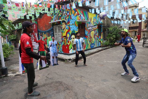 FIFA World Cup, WM, Weltmeisterschaft, Fussball Fans In Kolkata Football fans play in front of a FIFA World Cup 2026-themed mural in Kolkata, India, on June 15, 2026. Football enthusiasts across the city decorate streets and community spaces with flags, posters, and murals celebrating the tournament. Kolkata India  Copyright: xRupakxDexChowdhurix originalFilename:chowdhuri-notitle260615_npORL.jpg