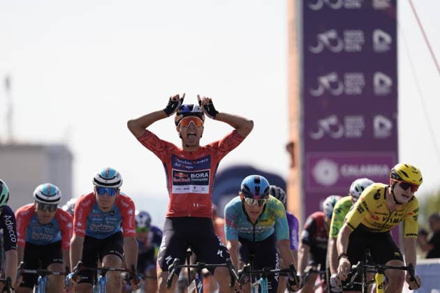Italy s Andrea Donati of Biesse - Carrera - Premac stage winner during Stage 2 of the Giro Next Generation from Tropea to Crotone Italy, June 15, 2026  Copyright: xMassimoxPaolone LaPressex