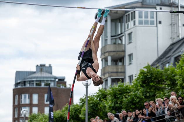 Athletics, pole vault, Flight Circus in Düsseldorf