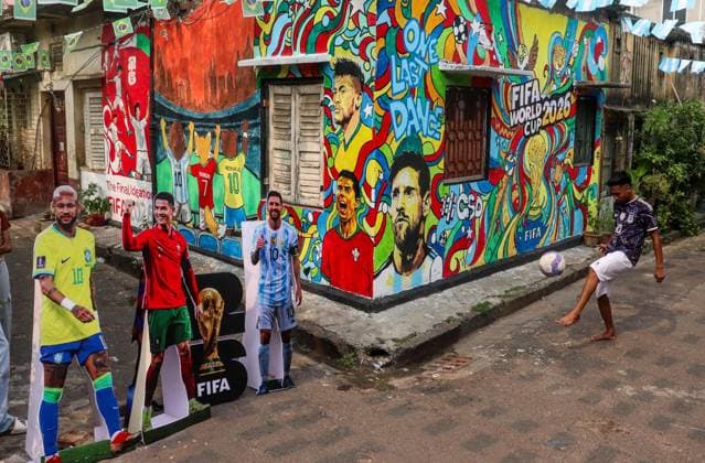 FIFA World Cup, WM, Weltmeisterschaft, Fussball Fans In Kolkata. FIFA World Cup fans perform tricks with a football in front of wall art celebrating the FIFA World Cup in Kolkata, India, on June 15, 2026. Kolkata India  Copyright: xDebarchanxChatterjeex originalFilename:chatterjee-notitle260615_npFJn.jpg