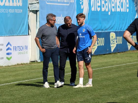 Soccer, Mens, 3rd Division, 2026–2027 Season, TSV 1860 Munich, Training, Grünwalder Strasse 114 Gernot Mang, President of TSV 1860 Munich, with Manfred Paula, Interim Managing Director of TSV 1860 Munich, and Matthew Collins of TSV 1860 Munich, talking after training (from left to right),detected_source_language