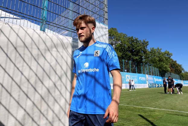 Soccer, Mens, 3rd Division, 2026–2027 Season, TSV 1860 Munich, Training, Grünwalder Strasse 114 Matthew Collins TSV 1860 Munich Head, Upper Body,detected_source_language