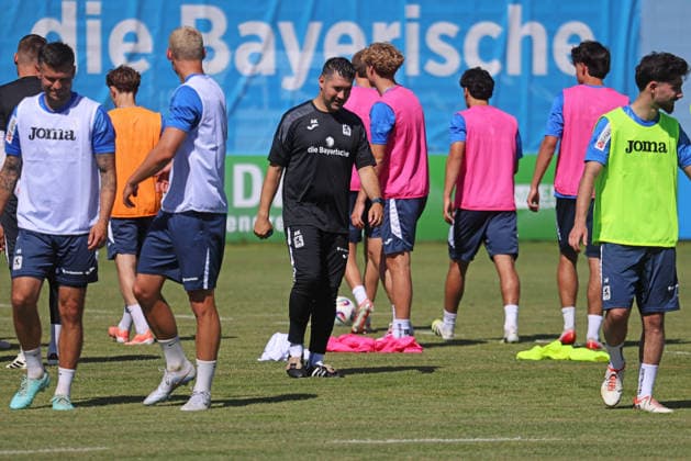 Soccer, Mens, 3rd Division, 2026–2027 Season, TSV 1860 Munich, Training, Grünwalder Strasse 114 Alper Kayabunar, Coach of TSV 1860 Munich, with the team on the training field,detected_source_language