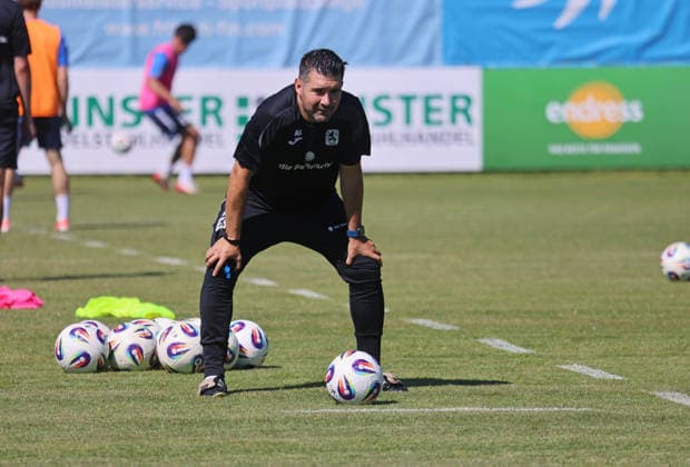 Soccer, Mens, 3rd Division, 2026–2027 Season, TSV 1860 Munich, Training, Grünwalder Strasse 114 Alper Kayabunar, coach of TSV 1860 Munich, watches the training session closely, leaning forward,detected_source_language