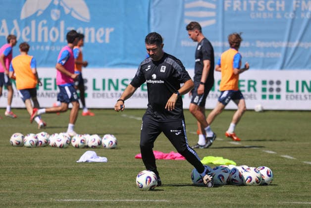 Soccer, Mens, 3rd Division, 2026–2027 Season, TSV 1860 Munich, Training, Grünwalder Strasse 114 Alper Kayabunar, Coach of TSV 1860 Munich, kicks a ball,detected_source_language