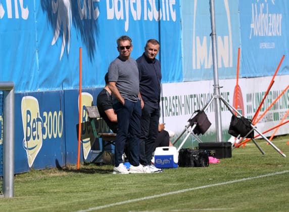 Soccer, Mens, 3rd Division, 2026–2027 Season, TSV 1860 Munich, Training, Grünwalder Strasse 114 Gernot Mang, President of TSV 1860 Munich (left), and Manfred Paula, Interim Managing Director of TSV 1860 Munich (right), watch the training session,detected_source_language