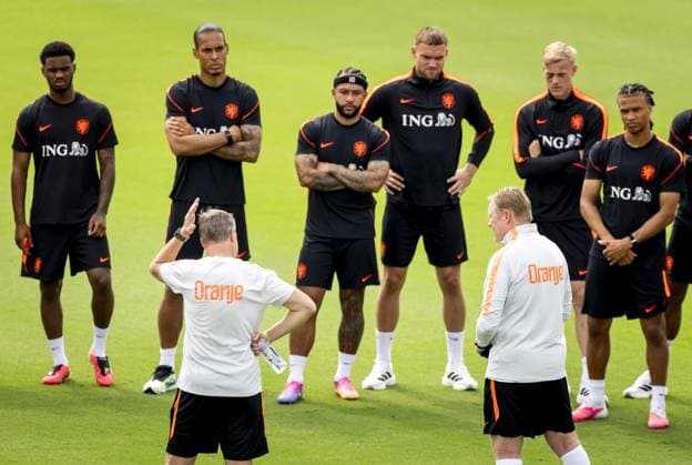 DALLAS - Jorrel Hato of the Netherlands, Virgil van Dijk of the Netherlands, Memphis Depay of the Netherlands, Netherlands goalkeeper Bart Verbruggen, Netherlands coach Ronald Koeman, Jan Paul van Hecke of the Netherlands and Nathan Ake of the Netherlands during a training session of the Dutch national team, Nationalteam on the grounds of Southern Methodist University, on June 15, 2026 in Dallas. The Dutch national team is preparing for the World Cup match against Sweden. KOEN VAN WEEL ANP xVIxANPxSportx xxANPxIVx 561097533 originalFilename: 561097533.jpg