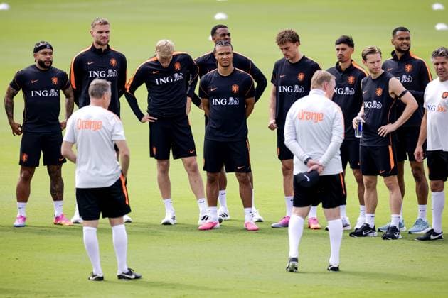 DALLAS - National coach Ronald Koeman addresses his players during a training session of the Dutch national team, Nationalteam on the grounds of Southern Methodist University on June 15, 2026, in Dallas. The Dutch team is preparing for the World Cup match against Sweden. ROBIN VAN LONKHUIJSEN ANP xVIxANPxSportx xxANPxIVx 561097892 originalFilename: 561097892.jpg