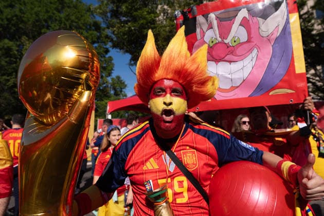 Spanish Fans March to Mercedes-Benz Stadium Ahead of Spain-Cape Verde World Cup Match ATLANTA, GEORGIA, USA - JUNE 15: Hundreds of Spanish supporters gather at Casa Espana in downtown Atlanta before marching together to Mercedes-Benz Stadium ahead of Spain s FIFA World Cup, WM, Weltmeisterschaft, Fussball Group H match against Cape Verde in Atlanta, Georgia, United States on June 15, 2026. Fans dressed in Spain s national colors waved flags, chanted songs, and created a festive atmosphere as they made their way to the stadium for the team s tournament opener. Lokman Vural Elibol Anadolu Georgia United States. Editorial use only. Please get in touch for any other usage.  Copyright: x2026xAnadoluxLokmanxVuralxElibolx