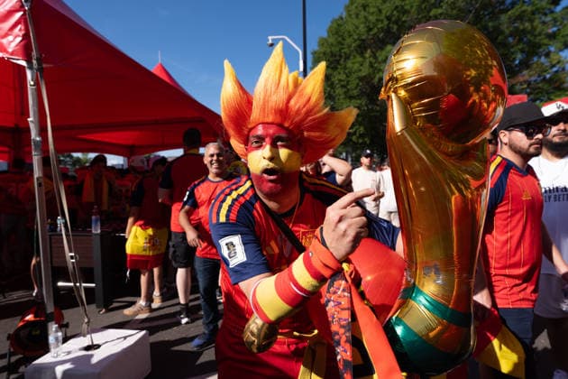 Spanish Fans March to Mercedes-Benz Stadium Ahead of Spain-Cape Verde World Cup Match ATLANTA, GEORGIA, USA - JUNE 15: Hundreds of Spanish supporters gather at Casa Espana in downtown Atlanta before marching together to Mercedes-Benz Stadium ahead of Spain s FIFA World Cup, WM, Weltmeisterschaft, Fussball Group H match against Cape Verde in Atlanta, Georgia, United States on June 15, 2026. Fans dressed in Spain s national colors waved flags, chanted songs, and created a festive atmosphere as they made their way to the stadium for the team s tournament opener. Lokman Vural Elibol Anadolu Georgia United States. Editorial use only. Please get in touch for any other usage.  Copyright: x2026xAnadoluxLokmanxVuralxElibolx
