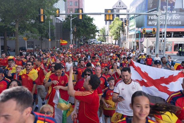 Spanish Fans March to Mercedes-Benz Stadium Ahead of Spain-Cape Verde World Cup Match ATLANTA, GEORGIA, USA - JUNE 15: Hundreds of Spanish supporters gather at Casa Espana in downtown Atlanta before marching together to Mercedes-Benz Stadium ahead of Spain s FIFA World Cup, WM, Weltmeisterschaft, Fussball Group H match against Cape Verde in Atlanta, Georgia, United States on June 15, 2026. Fans dressed in Spain s national colors waved flags, chanted songs, and created a festive atmosphere as they made their way to the stadium for the team s tournament opener. Lokman Vural Elibol Anadolu Georgia United States. Editorial use only. Please get in touch for any other usage.  Copyright: x2026xAnadoluxLokmanxVuralxElibolx