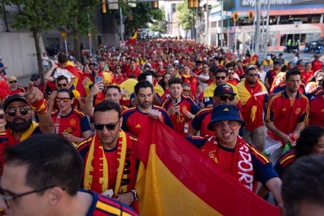 Spanish Fans March to Mercedes-Benz Stadium Ahead of Spain-Cape Verde World Cup Match ATLANTA, GEORGIA, USA - JUNE 15: Hundreds of Spanish supporters gather at Casa Espana in downtown Atlanta before marching together to Mercedes-Benz Stadium ahead of Spain s FIFA World Cup, WM, Weltmeisterschaft, Fussball Group H match against Cape Verde in Atlanta, Georgia, United States on June 15, 2026. Fans dressed in Spain s national colors waved flags, chanted songs, and created a festive atmosphere as they made their way to the stadium for the team s tournament opener. Lokman Vural Elibol Anadolu Georgia United States. Editorial use only. Please get in touch for any other usage.  Copyright: x2026xAnadoluxLokmanxVuralxElibolx