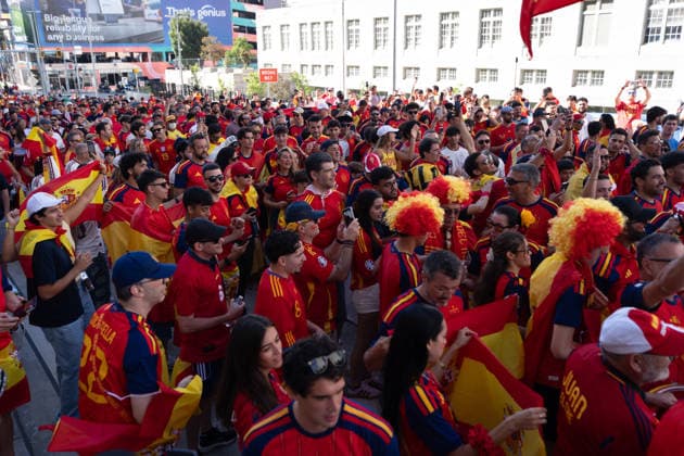Spanish Fans March to Mercedes-Benz Stadium Ahead of Spain-Cape Verde World Cup Match ATLANTA, GEORGIA, USA - JUNE 15: Hundreds of Spanish supporters gather at Casa Espana in downtown Atlanta before marching together to Mercedes-Benz Stadium ahead of Spain s FIFA World Cup, WM, Weltmeisterschaft, Fussball Group H match against Cape Verde in Atlanta, Georgia, United States on June 15, 2026. Fans dressed in Spain s national colors waved flags, chanted songs, and created a festive atmosphere as they made their way to the stadium for the team s tournament opener. Lokman Vural Elibol Anadolu Georgia United States. Editorial use only. Please get in touch for any other usage.  Copyright: x2026xAnadoluxLokmanxVuralxElibolx
