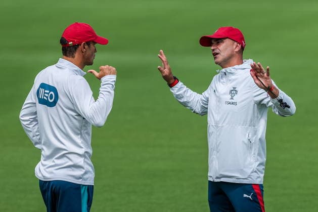 FIFA World Cup, WM, Weltmeisterschaft, Fussball 2026 - Portugal training session Portugal s head coach Roberto Martinez (R) and assistant coach Ricardo Carvalho (L) talk during a training session of Portugal s national team, Nationalteam at Garden District Park in Palm Beach, Florida, USA, 15 June 2026. Palm Beach Florida Estados Unidos  Copyright: xMIGUELxA.xLOPESx