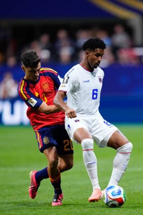 Spain v Cabo Verde: Group H - FIFA World Cup, WM, Weltmeisterschaft, Fussball 2026 Kevin Pina of Cabo Verde and Pedri Gonzalez of Spain compete for the ball during the FIFA World Cup 2026 Group H match between Spain and Cabo Verde at Atlanta Stadium on June 15, 2026 in Atlanta, United States. Atlanta GA United States  Copyright: xJosexBretonx originalFilename:bretonhernandez-spainvca260615_npw1m.jpg