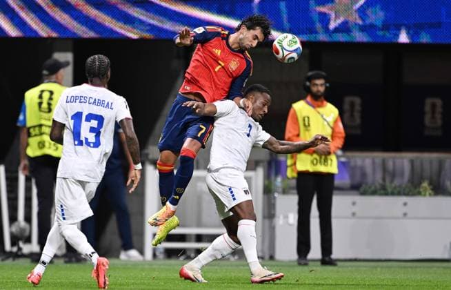 . - Spain v Cape Verde, FIFA World Cup, WM, Weltmeisterschaft, Fussball 2026, Group H, Mercedes Benz Stadium, Atlanta Stadium, Atlanta, Georgia, USA, 15th June 2026. DC Photos Crystal Pix Ferran Torres of Spain national team, Nationalteam challenges for the ariel ball with Diney of Cape Verde National Team. - Spain v Cape Verde, FiFA World Cup 2026, Group H, Mercedes Benz Stadium, Atlanta Stadium, Atlanta, Georgia, USA, 15th June 2026. DC Photos Crystal Pix Atlanta Atlanta Stadium United States Of America Copyright: xDCxPhotosx CP_Spain_Cape_Verde_150626_DC01