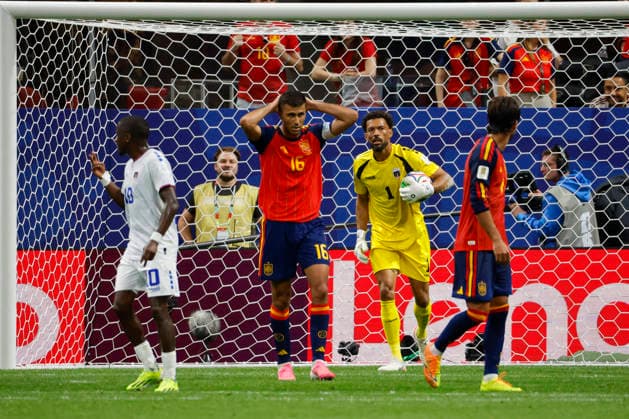 Spain s Rodri (C-L) and Cape Verde s goalkeeper Josimar Das Vozinha (C-R) gesture during the 2026 FIFA World Cup, WM, Weltmeisterschaft, Fussball group H soccer match between Spain and Cape Verde at Mercedes-Benz Stadium, in Atlanta, Georgia, United States, 15 June 2026. FIFA World Cup 2026 - Group H - Spain vs. Cape Verde !ACHTUNG: NUR REDAKTIONELLE NUTZUNG!  Copyright: xLavandeiraxJrx GRAF8907 20260615-55020604534_1