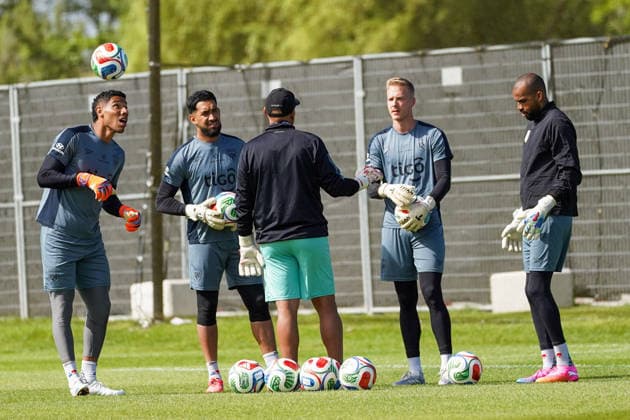Panama Training Day - 2026 FIFA World Cup, WM, Weltmeisterschaft, Fussball Cesar SAMUDIO 12, Orlando MOSQUERA 22 and Luis MEJIA 01 of Panama national football team and goalkeepers trainers warms-up during the training day ahead the 2026 FIFA World Cup Group L match against Ghana at Nottawasaga Resort. on June 15, 2026 in Toronto, Canada. (Photo by Leonardo Ramirez Eyepix Group) Copyright: xLeonardoxRamirezx xEyepixxGroupx LR15062026-02751