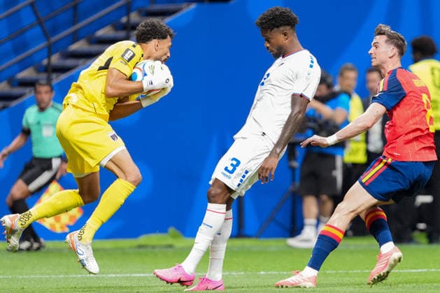 Vozinha of Cabo Verde controls the ball (L) under pressure from Fabian Ruiz of Spain (R) during a FIFA Menâ€™s World Cup 2026 Group Stage football match between Spain and Cabo Verde at Atlanta Stadium, in Atlanta on June 15th 2026 (Photo by Alexandra Fechete SPP)  Copyright: xAlexandraxFechete SPPx Sportspressphoto_SPR167222