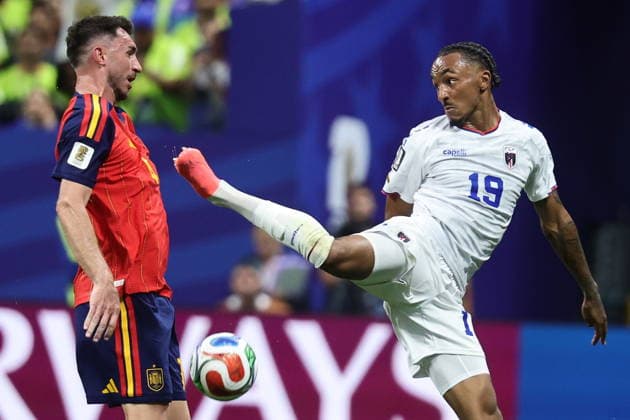 FIFA World Cup, WM, Weltmeisterschaft, Fussball 2026 - Group H - Spain vs Cabo Verde Aymeric Laporte (L) of Spain in action against Dailon Livramento of Cape Verde during the FIFA World Cup 2026 group stage match Spain vs Cabo Verde, in Atlanta, USA, 15 June 2026. ATLANTA United States  Copyright: xRONALDxWITTEKx