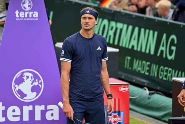 Alexander Zverev (GER) looks out at the crowd TERRA WORTMANN Open 2026, Tennis, ATP, Mens 500, Tournament, Main Draw, June 15, 2026, TERRA WORTMANN Open 2026, Tennis, ATP, Mens Tennis 500, Tournament, Main Draw, June 15, 2026, Indoor,detected_source_language Copyright: xEibner-Pressefoto RobertxGertzenx EP_RGN
