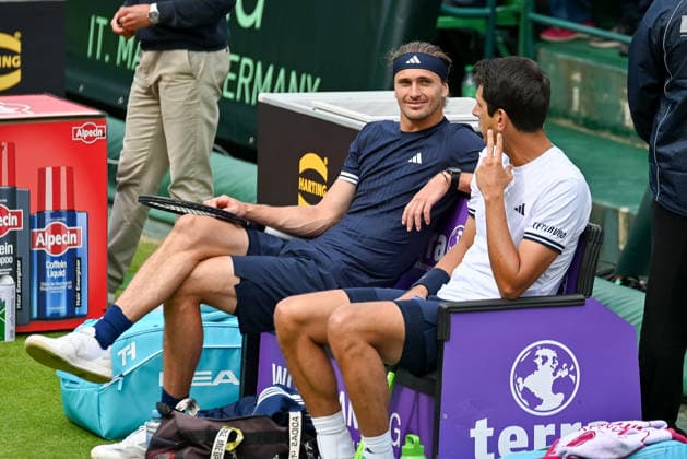 Alexander Zverev (GER) und Marcelo Melo (BRA) geniessen eine kurze Unterbrechung TERRA WORTMANN Open 2026, Tennis, ATP, Tennis Herren Tennis Herren 500, Turnier, Hauptfeld, 15.06.2026, TERRA WORTMANN Open 2026, Tennis, ATP, Tennis Herren 500, Turnier, Hauptfeld, 15.06.2026 Halle *** Alexander Zverev (GER) and Marcelo Melo (BRA) take a brief break TERRA WORTMANN Open 2026, Tennis, ATP, Mens 500, Tournament, Main Draw, June 15, 2026, TERRA WORTMANN Open 2026, Tennis, ATP, Mens 500, Tournament, Main Draw, June 15, 2026, Indoor,detected_source_language Copyright: xEibner-Pressefoto RobertxGertzenx EP_RGN
