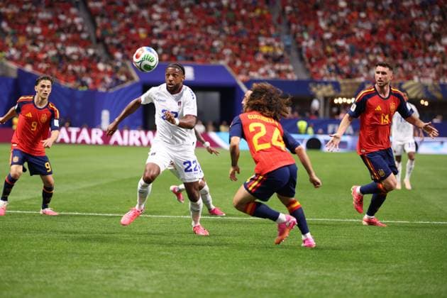 Spain v Cabo Verde: Group H - FIFA World Cup, WM, Weltmeisterschaft, Fussball 2026 Steven Moreira of Cape Verde competes with Marc Cucurella of Spain during the FIFA World Cup Group H match between Spain and Cape Verde at the Mercedes-Benz Stadium in Atlanta, United States, on June 15, 2026. Atlanta Georgia United States  Copyright: xMIxNewsx originalFilename:fletcher-spainvsc260615_npEDn.jpg