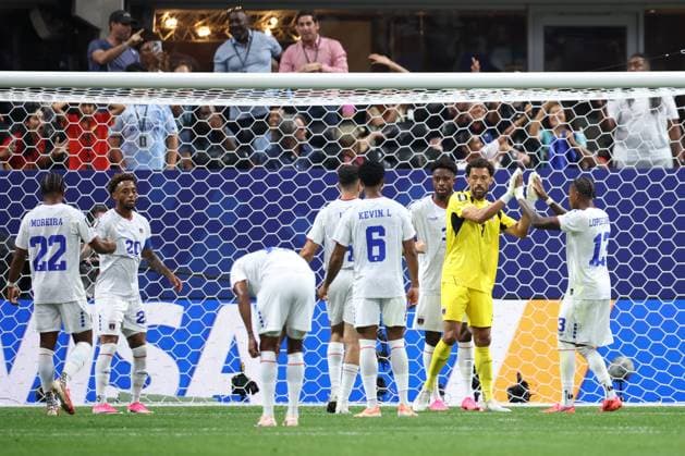 Spain v Cabo Verde: Group H - FIFA World Cup, WM, Weltmeisterschaft, Fussball 2026 Vozinha of Cape Verde is congratulated by his teammates during the FIFA World Cup Group H match between Spain and Cape Verde at the Mercedes-Benz Stadium in Atlanta, United States, on June 15, 2026. Atlanta Georgia United States  Copyright: xMIxNewsx originalFilename:fletcher-spainvsc260615_npfYD.jpg