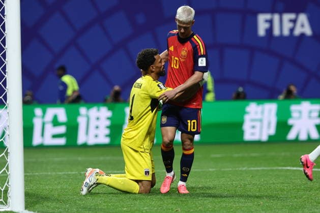 FIFA World Cup, WM, Weltmeisterschaft, Fussball 2026 - Group H - Spain vs Cabo Verde Goalkeeper Vozinha (L) of Cape Verde and Dani Olmo of Spain react during the FIFA World Cup 2026 group stage match Spain vs Cabo Verde, in Atlanta, USA, 15 June 2026. ATLANTA United States  Copyright: xRONALDxWITTEKx